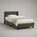 Letto singolo rettangolare in legno rivestito in velluto verde oliva con rete 90 x 200 cm, dimensioni 105 x 214 x 110 cm