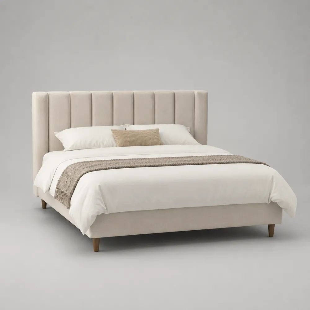 Letto matrimoniale imbottito in tessuto beige con testiera a pannelli verticali e piedini color legno naturale, 172 × 215 × 120 cm, per materasso 160 × 200 cm